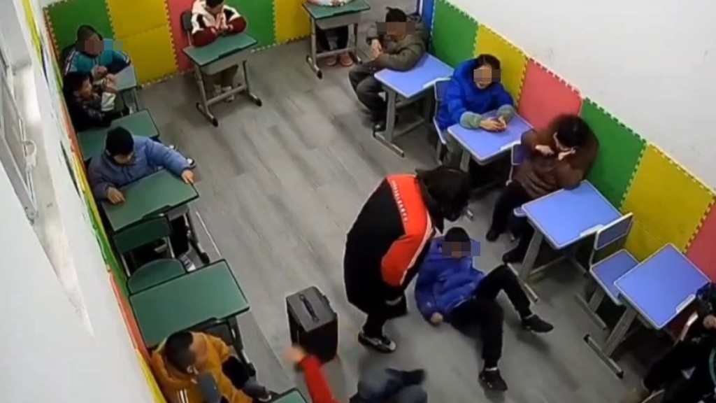 閉路電視影片拍到殘障中心老師打學童。
