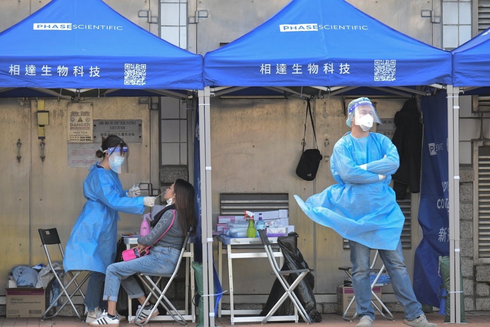 「全民檢測、全民打針」是抗疫的最強大手段。資料圖片