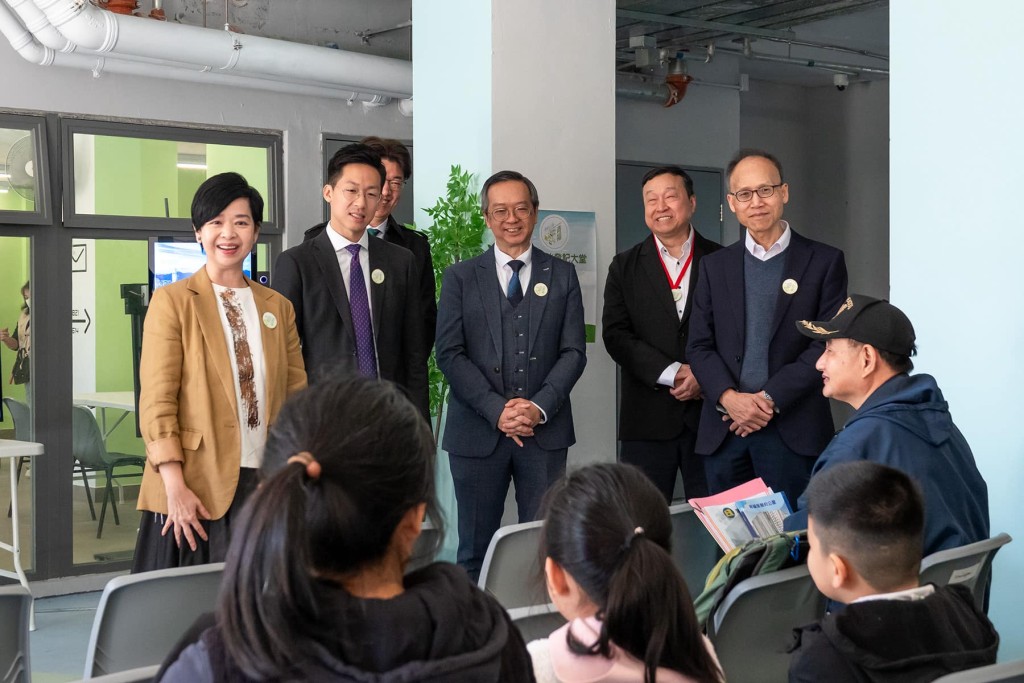 青福里項目設有不同資訊，包括小朋友轉校、大人就業、項目的社福服務等，幫助居民適應新生活。何永賢fb圖片