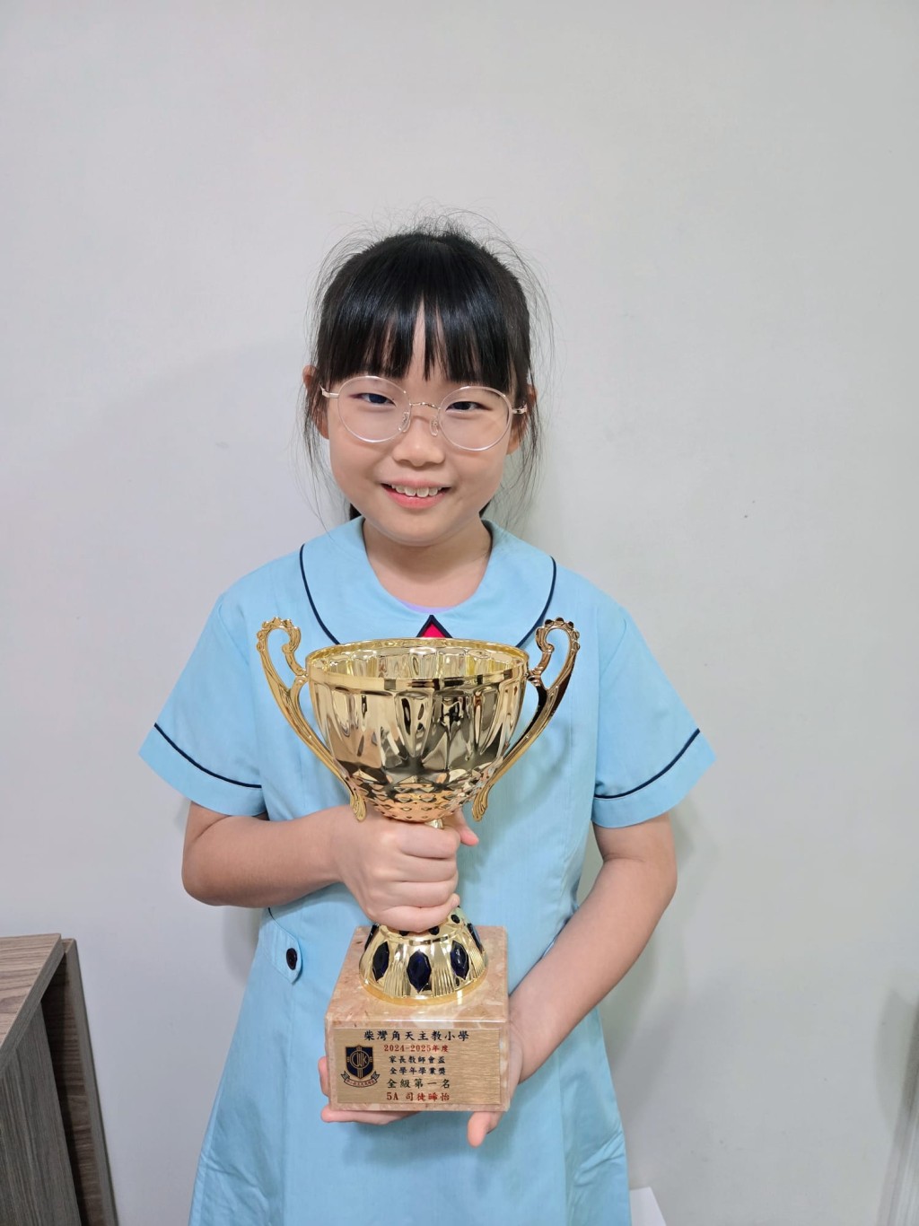 Hailey今年小学毕业,以呈分试全级第一的好成绩升读心仪中学。 Hailey今年小学毕业,以呈分试全级第一的好成绩升读心仪中学。