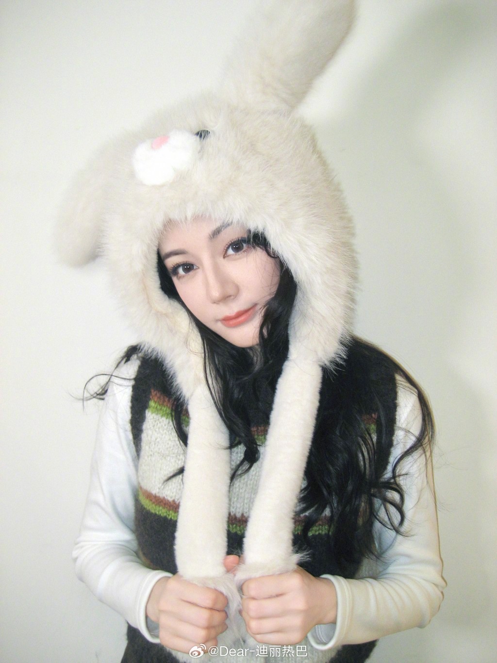 迪麗熱巴傳受中東戰火影響，在杜拜滯留3日，要缺席巴黎的活動。微博