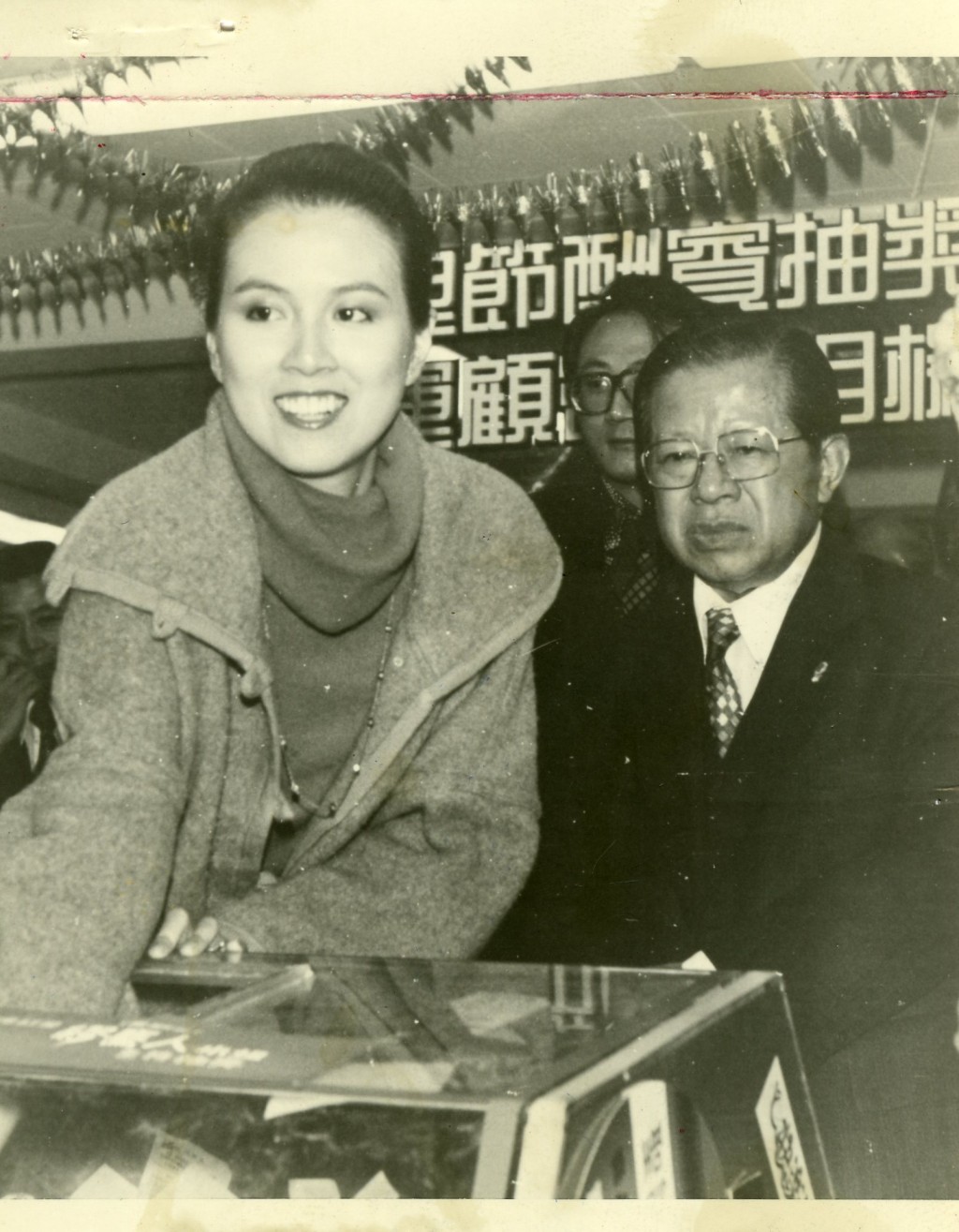 七十年代大丸百貨舉行聖誕節酬賓,由前無線電視藝員繆騫人主持抽獎。資料圖片 七十年代大丸百貨舉行聖誕節酬賓,由前無線電視藝員繆騫人主持抽獎。資料圖片