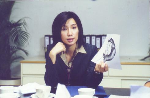 关秀媚因连续接拍几部王晶导演的作品而被封为“晶女郎”，其后凭《每天爱你八小时》获提名台湾金马奖最佳女配角。