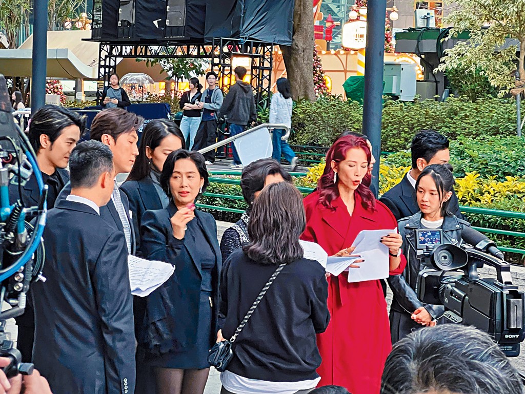 蔡少芬在开机前劲紧张，不停拿着剧本狂背。