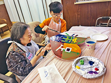 「長幼學堂」是一對一的活動,通過長者和小朋友共同學習,推動跨代共融。