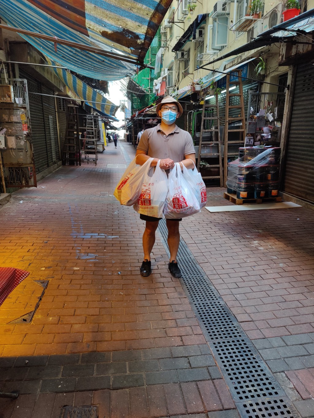 兩名領軍人物每日親自採購物資放進自助提取機。銀杏館fb