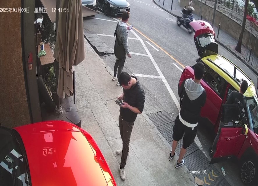 大約40秒後，電單車再次由宏展街左轉入宏基街。