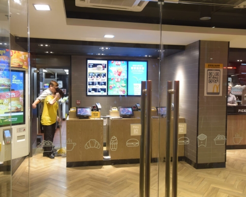 一名男子於深水埗快餐店用100元鈔票點餐，職員懷疑假鈔報警。