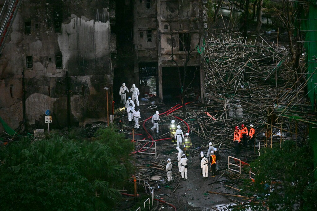 災難遇害者辨認組進入大埔宏福苑火災現場。蘇正謙攝 災難遇害者辨認組進入大埔宏福苑火災現場。蘇正謙攝