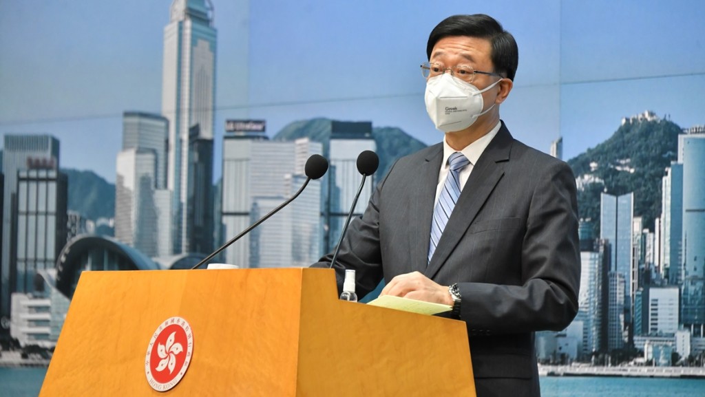 李家超在行政會議前會見傳媒。資料圖片