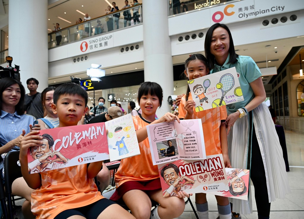 不少年少的網球手寫上心意卡給Coleman。蘇正謙攝 不少年少的網球手寫上心意卡給Coleman。蘇正謙攝