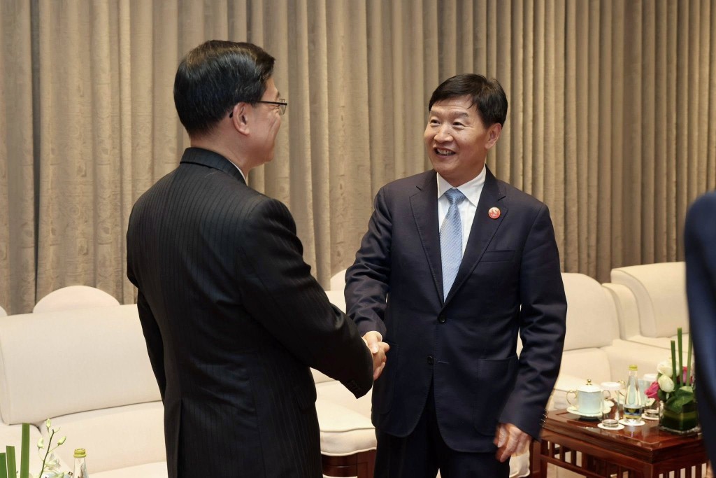 李家超與海南省省長劉小明（右）會面。李家超fb