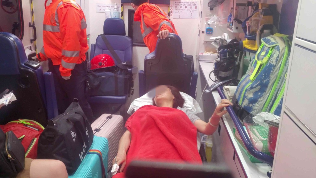 的士上一名女乘客受伤送院。