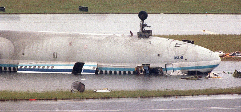 1999年中華航空於香港國際機場降落時失事。