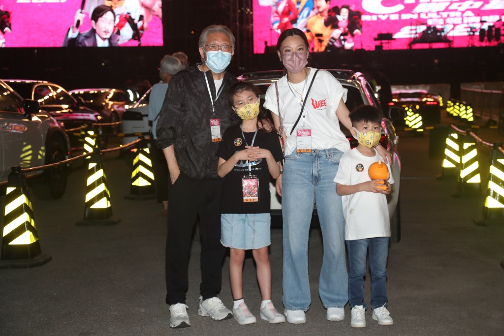 2021年郑中基举行《Drive In》演唱会，父亲郑东汉亦有捧场。