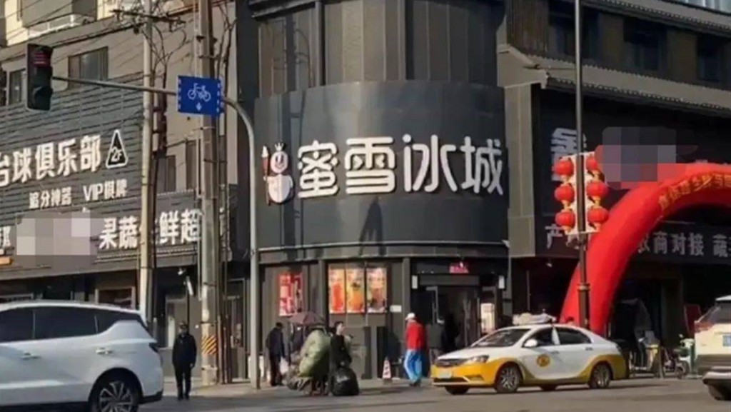整條街的店鋪統一招牌規定「黑底白字」 。