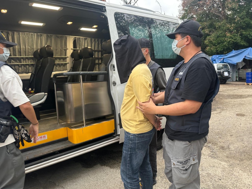 警方拘捕涉案跨境私家車司機。