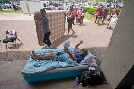 逾2100人在避难中心栖身。美联社