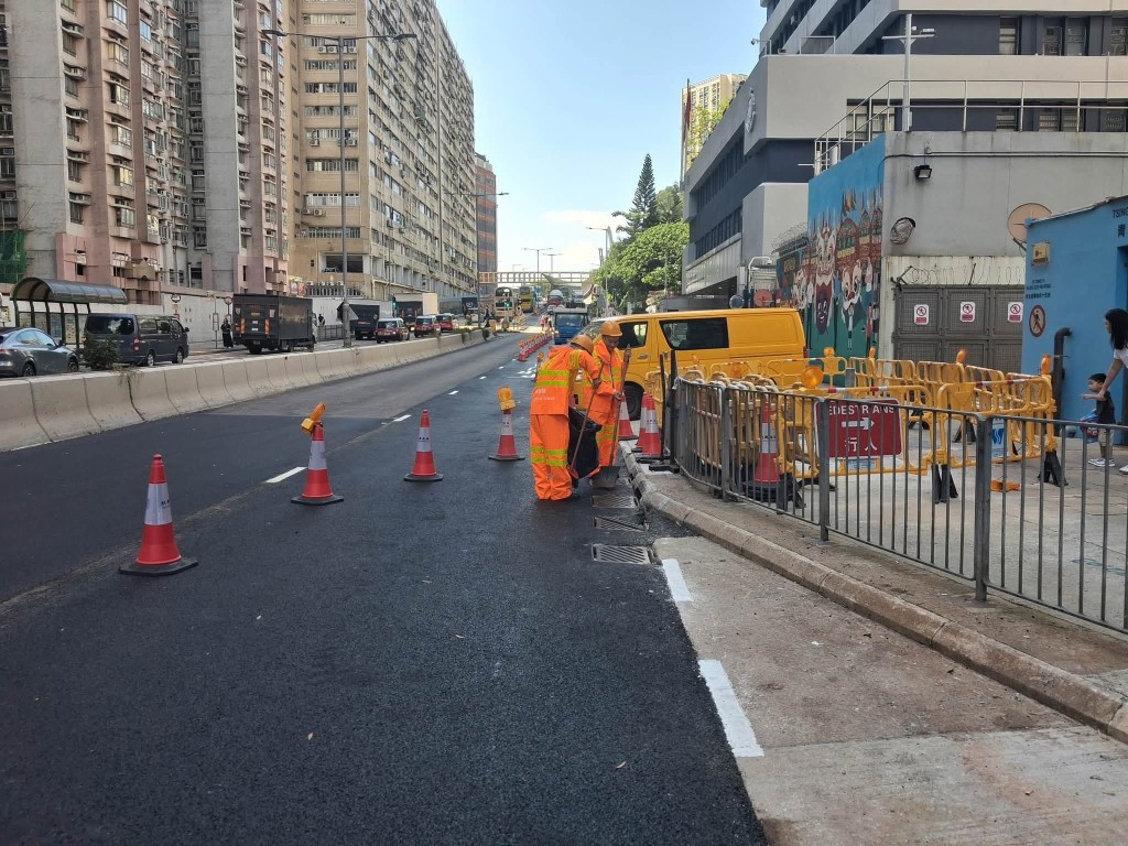 渠務署人員於青衣鄉事會路巡查及清理渠道。FB:下水水 渠務署人員於青衣鄉事會路巡查及清理渠道。FB:下水水