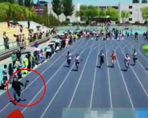 攝影師愈跑愈快，更和選手拉開一段距離。影片截圖