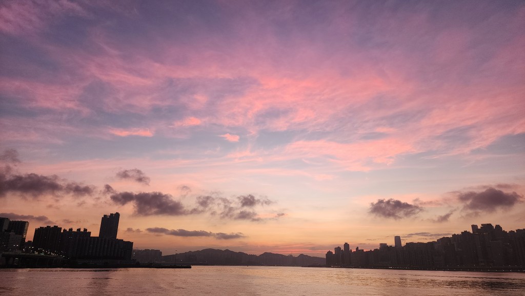 隨著高空反氣旋再度增強，中秋節及翌日廣東沿岸驟雨減少。