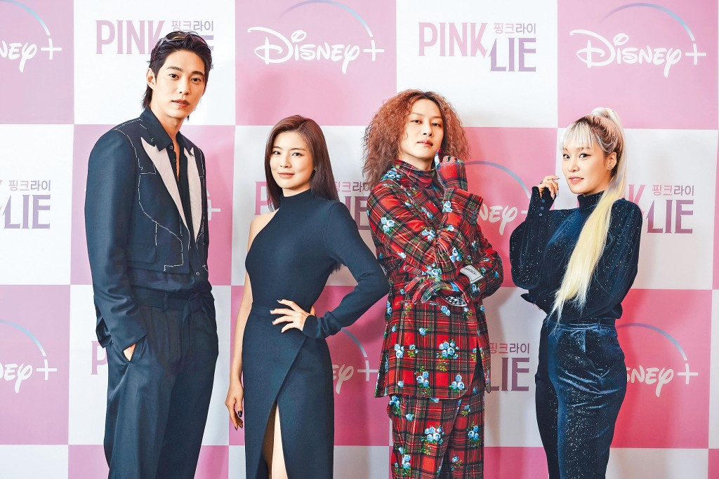(左起)宋元錫、李善彬、希澈和Ral Ral近日合作主持戀愛真人騷《粉紅謊言》。