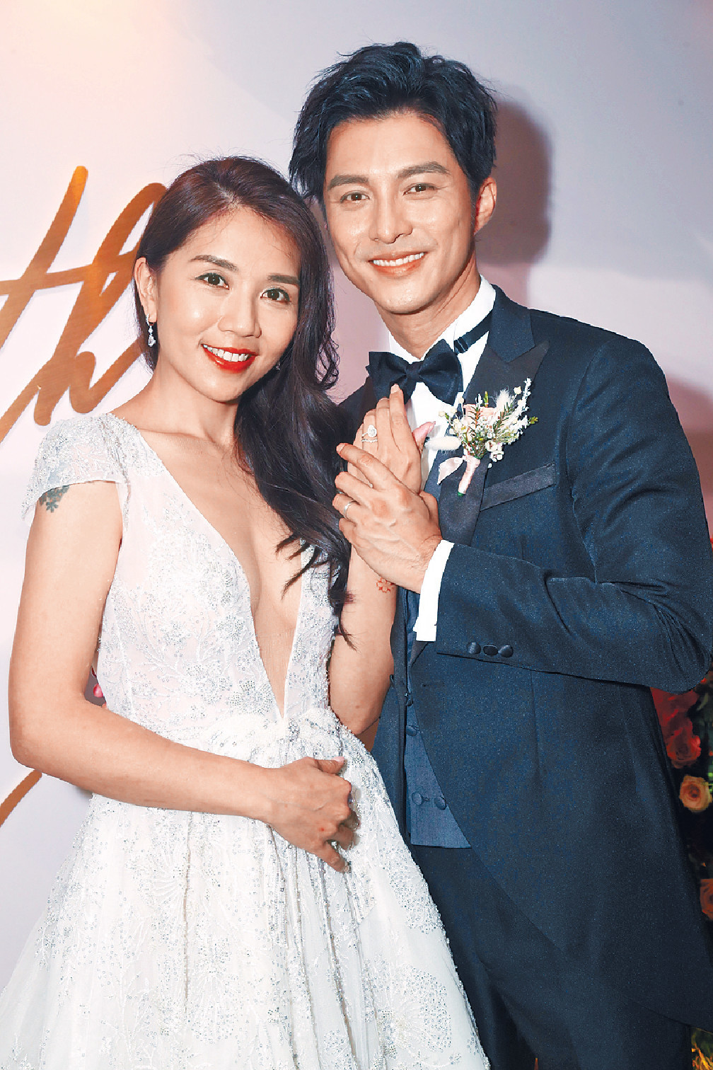 ■黃嘉樂與太太接受訪問，新娘除了鑽戒吸引外，中門大開婚紗都好吸睛。
