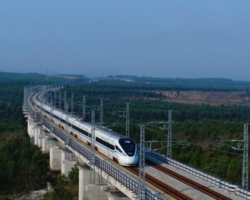 中國鐵路總公司預計明年開始在全中國推行高鐵電子票。新華社圖片