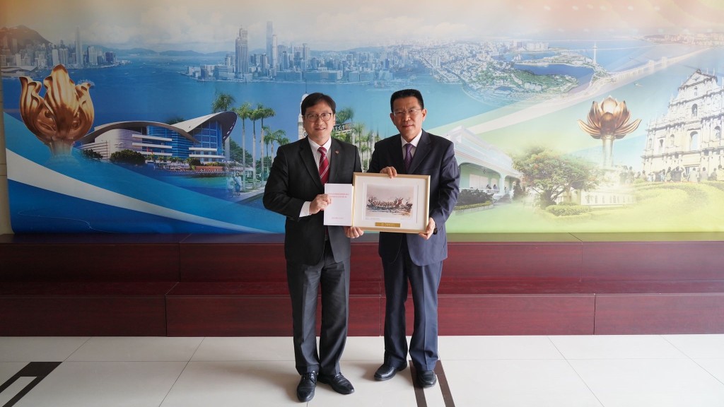 港澳辦副主任王靈桂（右）與香港律師會代表團會面。香港律師會Fb圖片