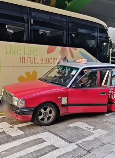 前座乘客嚇到落車。fb車cam L（香港群組）影片截圖
