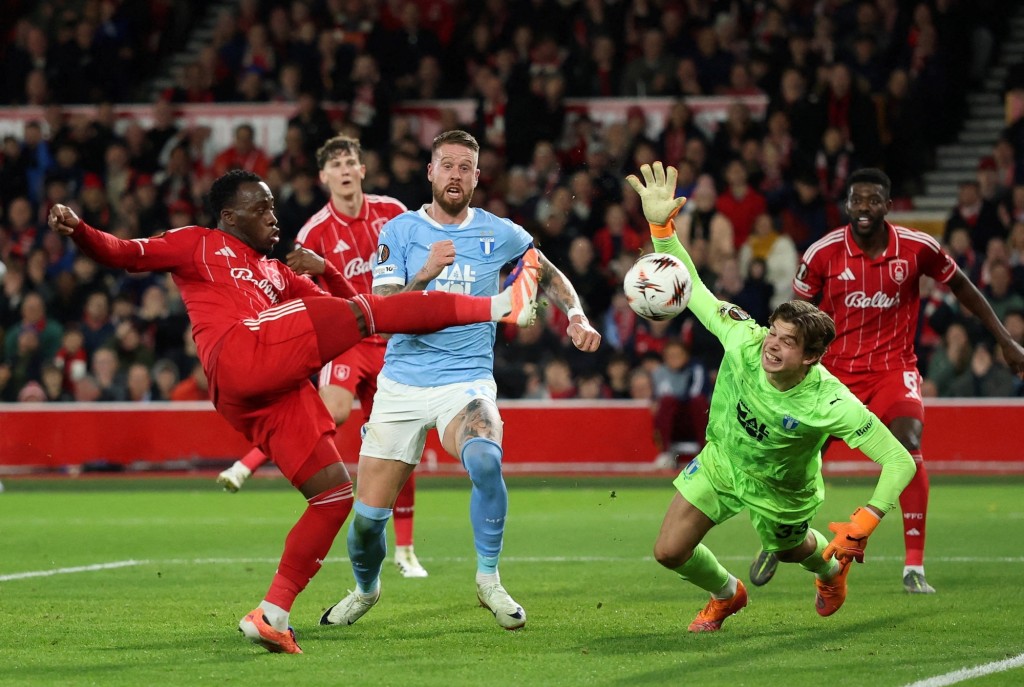 卡利穆恩度轟加盟森林後首球。路透社