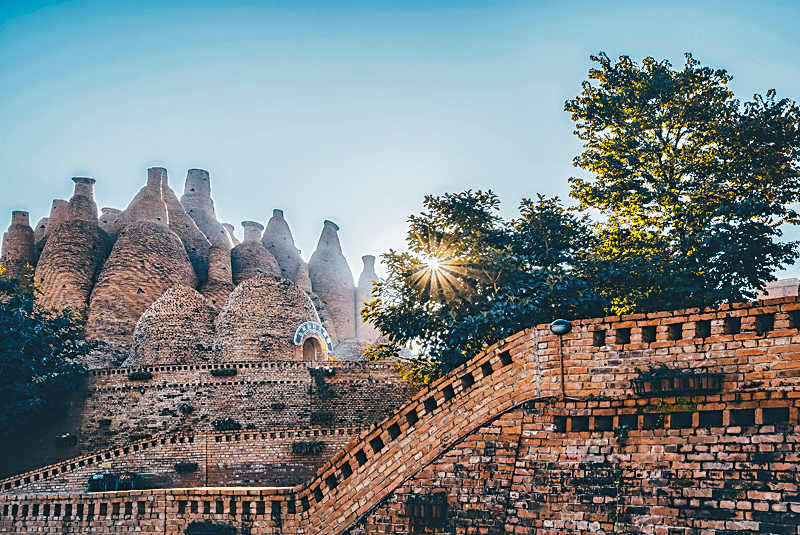 ●猶如奇石林般的「城堡」建築群。