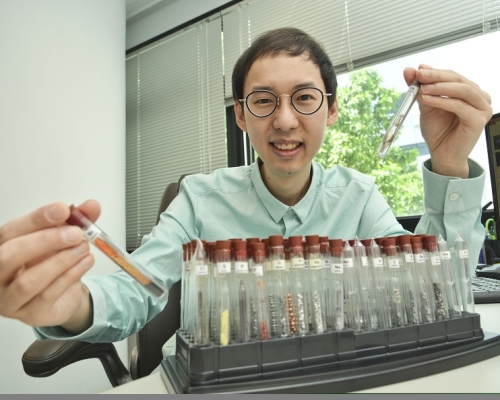 陈钧杰留学期间，对化学的钟爱一天比一天浓厚，做实验更达到「忘我」的程度。蔡建新摄