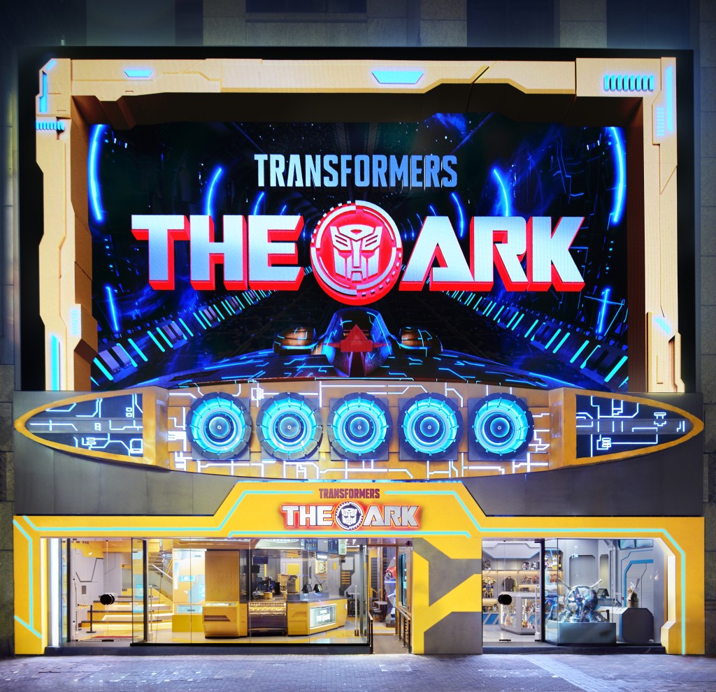 Transformers：The Ark變形金剛餐廳門口已極為吸睛，外牆除了有超巨型立體飛船引擎，更有以變形金剛宇宙為主題、首次於香港亮相的裸眼3D動畫，這亦全港首個結合實體建築之裸眼3D螢幕，令人完全沉浸於變形金剛的世界中。（圖片來源：Transformers：The Ark）