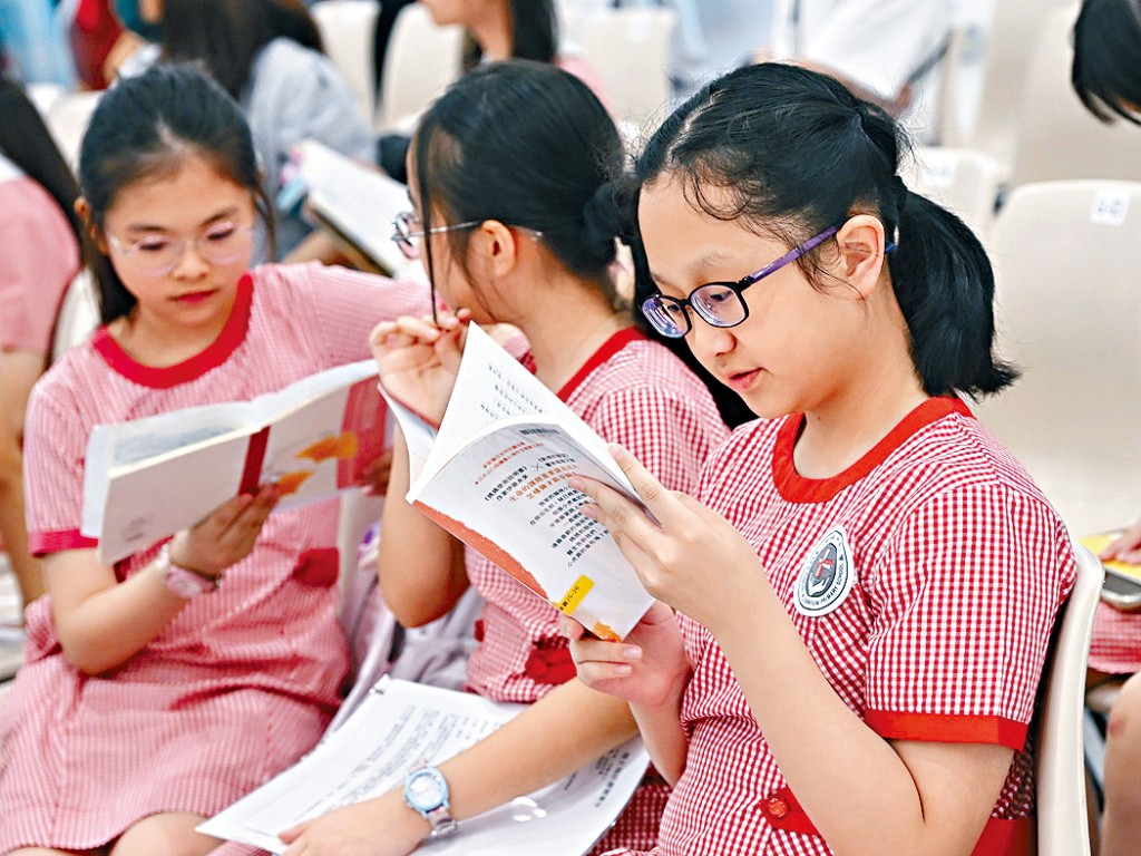 學生在香港中央圖書館參與「共讀半小時」。
