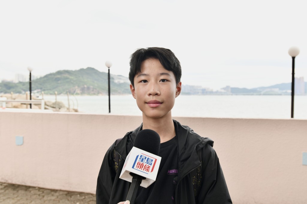 本身住柴灣的池同學,下午約2時許來到杏花邨岸邊看海。 本身住柴灣的池同學,下午約2時許來到杏花邨岸邊看海。