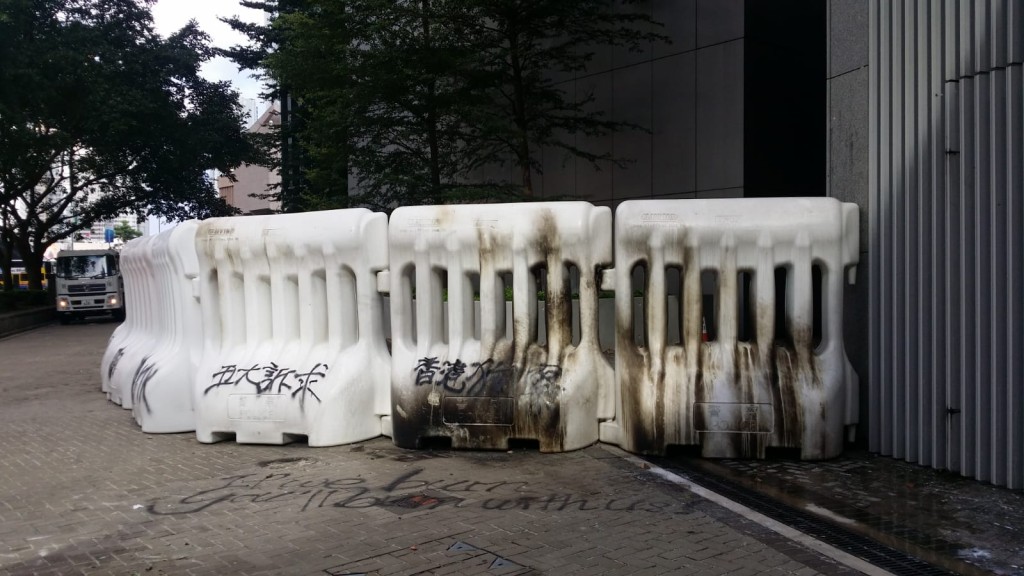政府總部外的水馬留下火燒痕跡。