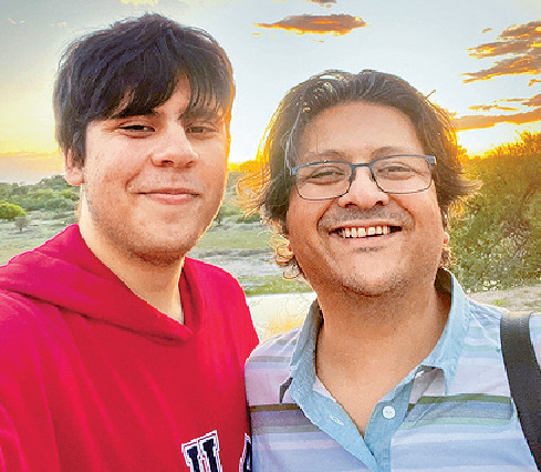 ■巴基斯坦富商父子合照。
