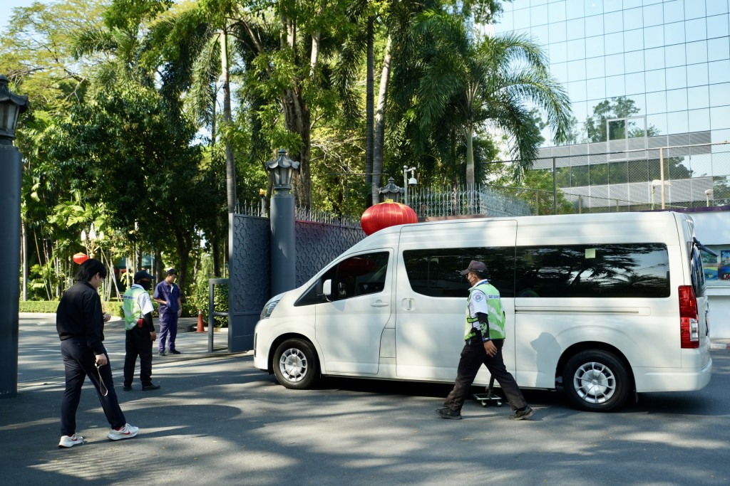 一行人當地時間下午約3時，乘搭專車抵達中國駐泰國大使館，與使館人員會面。劉駿軒攝