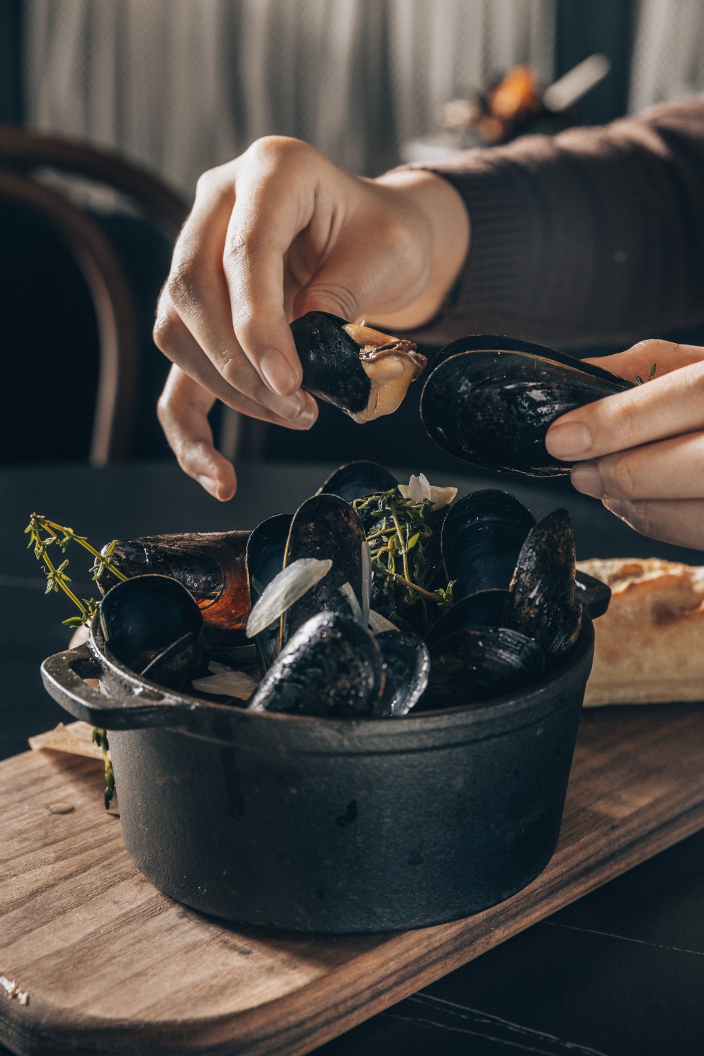 The Mussels所選用的法國「睡」青口，又名「活青口」，捕撈後放在低溫海水中令青口進入睡眠狀態，再以冷凍方法新鮮空運。