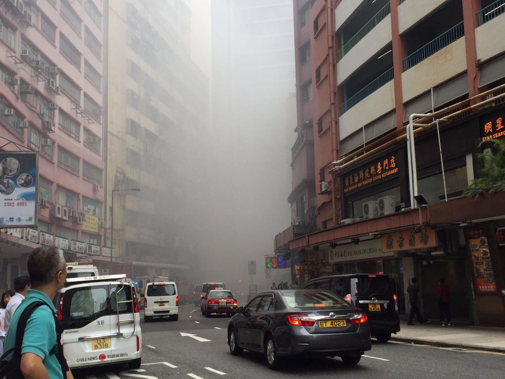 附近街道亦滿布大量濃煙。
