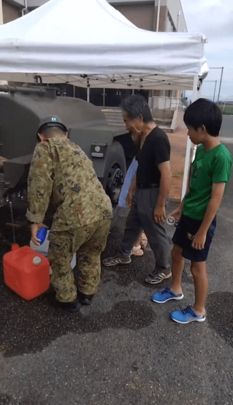 熊本地震後，食水被污染，自衛隊出動協助。8sidan@X