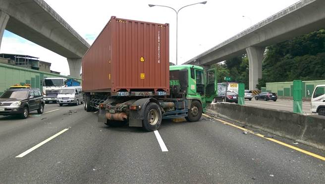 多輛貨車損毀。