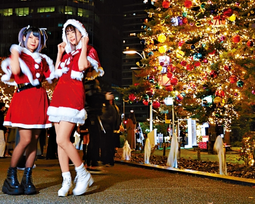 ■東京女郎裝扮成聖誕老人。