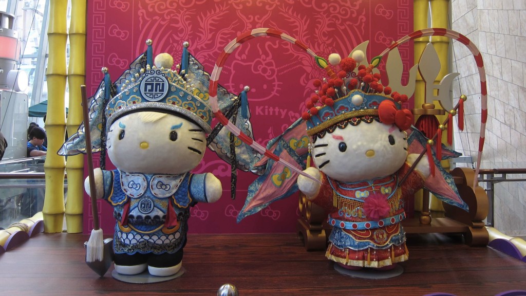 香港商場曾舉辦Hello Kitty展覽，展出戲曲造型的公仔。 新華社