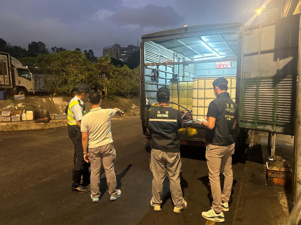 跨部門青衣區打擊鬼油站  拘1人檢4車。警方圖片