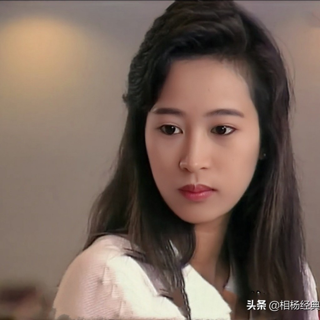 TVB史上收视第一位：人在边缘 90年代的TVB剧《人在边缘》在1990年12月播出时成为一时热话，全剧平均收视42点，既是当年全年收视之冠，亦是TVB史上收视最高的剧集。这部剧中的主要演员今时今日都已成一线小生或已息影事业有成，包括黎明、刘青云、林文龙等。