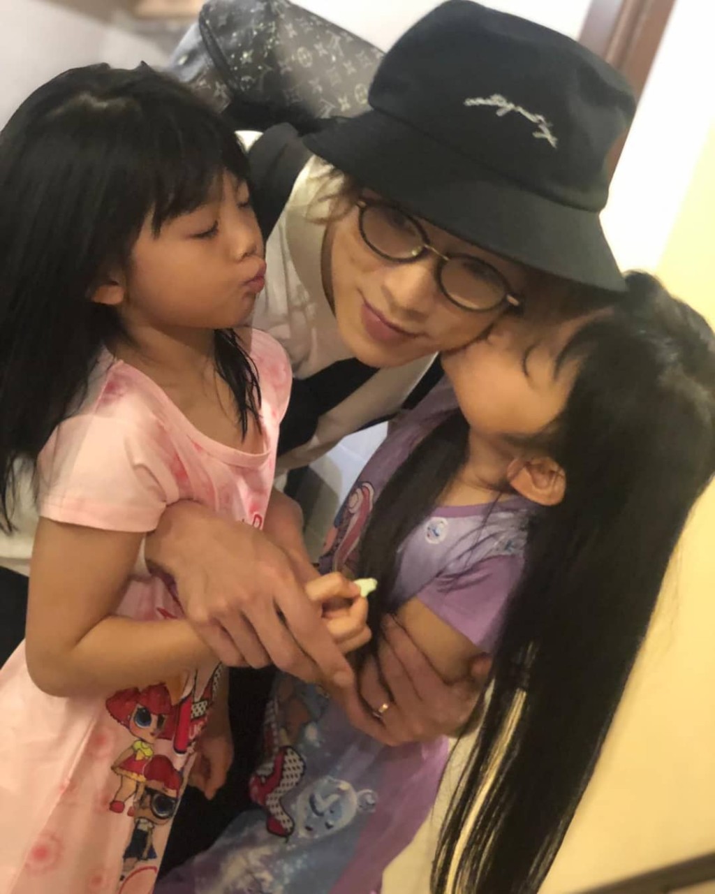 陸永有兩個女,分別係大女Hannah及細女Kenzie。