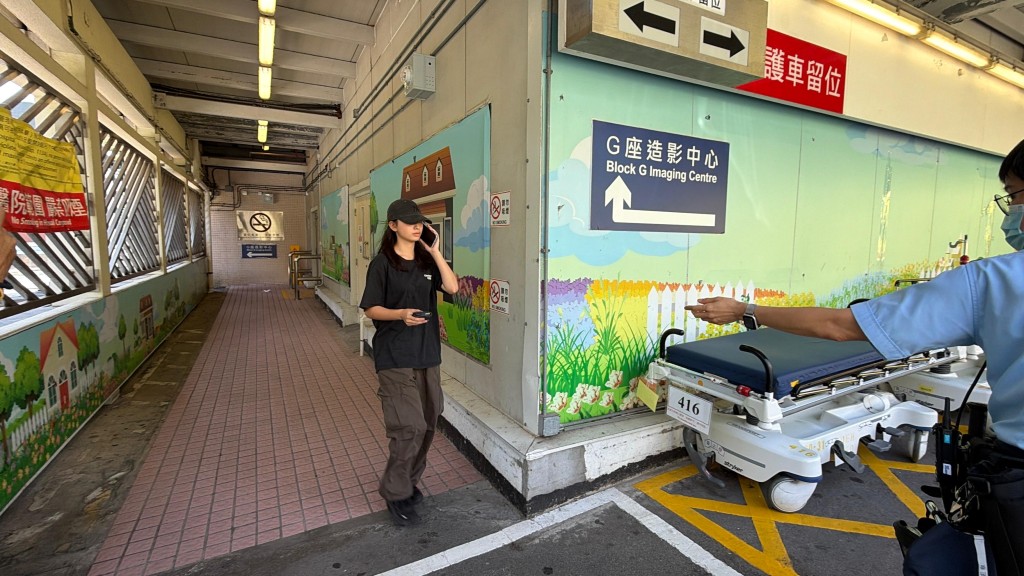 一名女子陪同傷者送院。