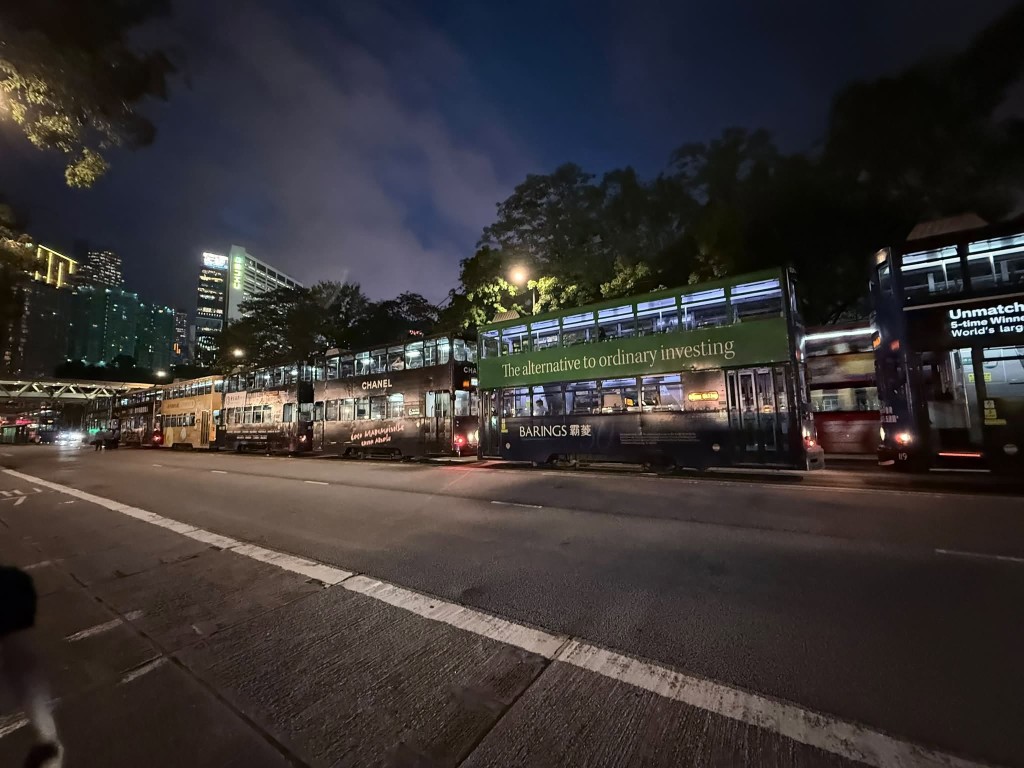 10多部電車於銅鑼灣一帶大排長龍。FB:Kenneth Chu @我們都是跑馬地長大的 10多部電車於銅鑼灣一帶大排長龍。FB:Kenneth Chu @我們都是跑馬地長大的